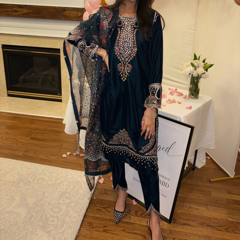 Embroidered Black Velvet Pakistani Salwar Kameez 3pc - Picture 2 of 6